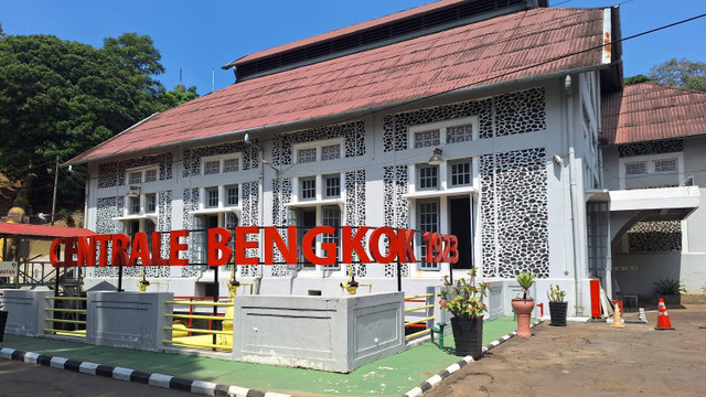 Pipa saluran yang mengalirkan air dari bendungan ke generator PLTA Bengkok, Bandung Jawa Barat. Foto: Argya D. Maheswara/Kumparan