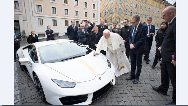 Lamborghini Huracan RWD diberi pemberkatan dari Paus Fransiskus dan melelang untuk disumbangkan ke badan amal pada tahun 2017. Foto: Vatican News