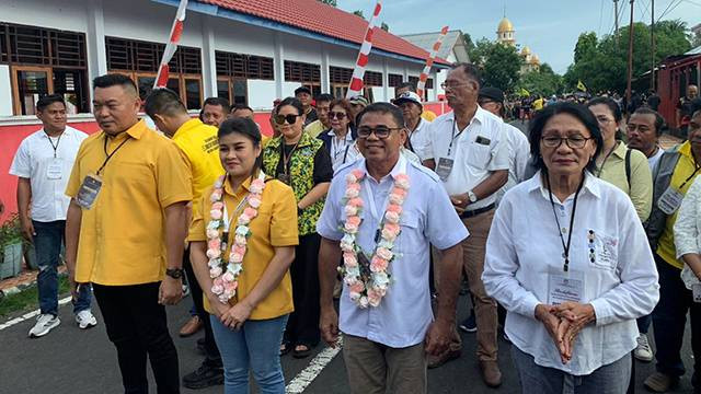 Pasangan calon Bupati dan Wakil Bupati Kabupaten Sitaro, saat mendaftar di KPU Kabupaten Sitaro di hari terakhir perpanjangan pendaftaran Selasa (3/9). 