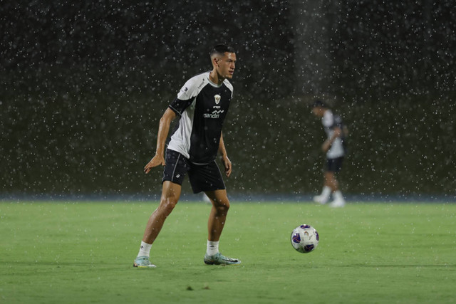 Pemain Timnas Indonesia Jay Idzes mengikuti sesi latihan di King Abdullah Sports City, Selasa (3/9/2024). Foto: PSSI