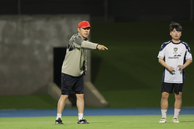 Pelatih Timnas Indonesia Shin Tae-yong memberikan instruksi saat sesi latihan di King Abdullah Sports City, Selasa (3/9/2024). Foto: PSSI