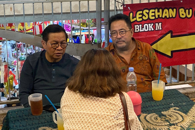 Pramono Anung dan Rano Karno makan malam di Lesehan Bu Gendut Blok M, Jakarta Pusat, Selasa (3/8/2024). Foto: Alya Zahra/Kumparan