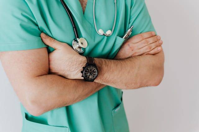 Contoh deskripsi pengalaman kerja dokter umum. Foto hanya ilustrasi. Sumber: Pexels