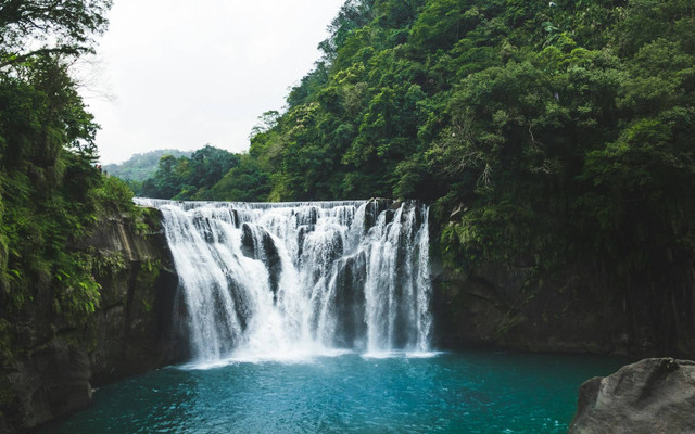 Curug Luhur. Foto hanya ilustrasi, bukan tempat sebenarnya. Sumber: unsplash.com/Rei Kim.