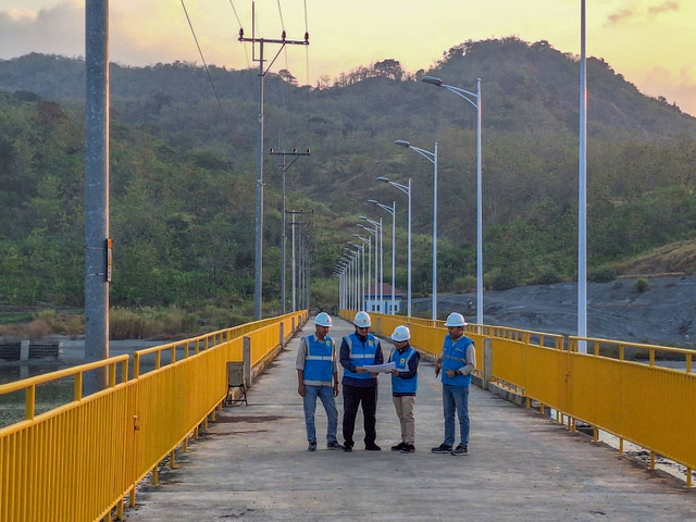 Petugas saat berdiskusi di lokasi PLTA Jatigede, Sumedang, Jawa Barat, Selasa (3/9). Foto: Argya D. Maheswara/Kumparan