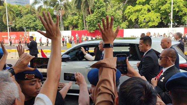 Antusiasme warga sapa Paus Fransiskus saat berangkat dari Kedubes Vatikan menuju Istana Negara. Foto: Rachmadi Rasyad/kumparan