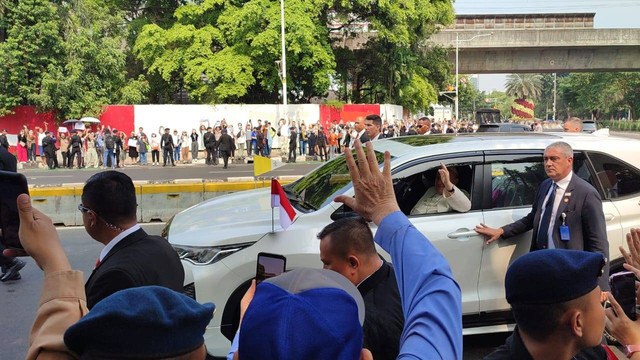 Antusiasme warga sapaPaus Fransiskus saat berangkat dari Kedubes Vatikan menuju Istana Negara. Foto: Rachmadi Rasyad/kumparan