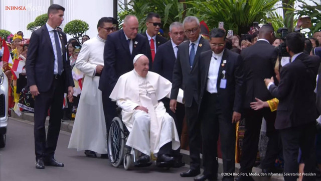 Paus Fransiskus salami anak-anak di kompleks Istana Negara sebelum bertemu Presiden Joko Widodo, Rabu (4/9). Foto: Youtube Sekretariat Negara RI