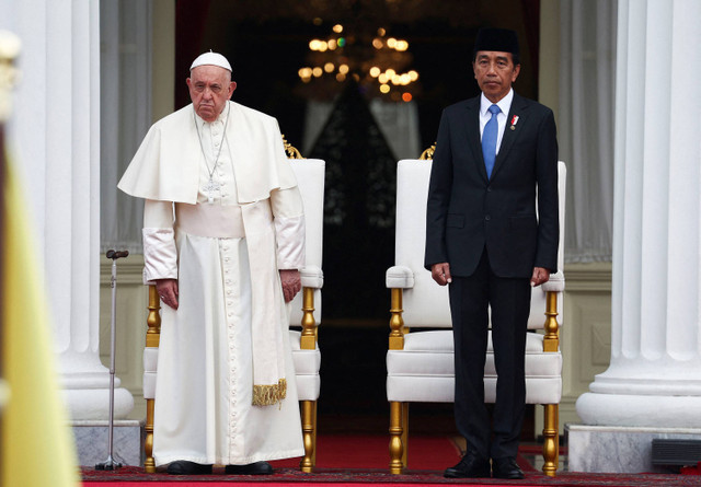 Paus Fransiskus disambut Presiden Indonesia Joko Widodo di Istana Kepresidenan Merdeka, dalam kunjungan apostoliknya ke Asia, di Jakarta, Indonesia, 4 September 2024.  Foto: REUTERS/Guglielmo Mangiapane