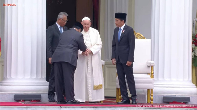 Presiden terpilih Prabowo menyalami Paus Fransiskus di Istana Merdeka, Rabu (4/9). Foto: Youtube Sekretariat Negara RI