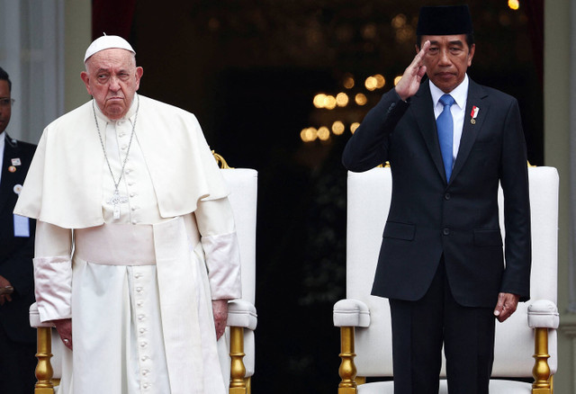 Paus Fransiskus disambut Presiden Indonesia Joko Widodo di Istana Kepresidenan Merdeka, dalam kunjungan apostoliknya ke Asia, di Jakarta, Indonesia, 4 September 2024.  Foto: REUTERS/Guglielmo Mangiapane