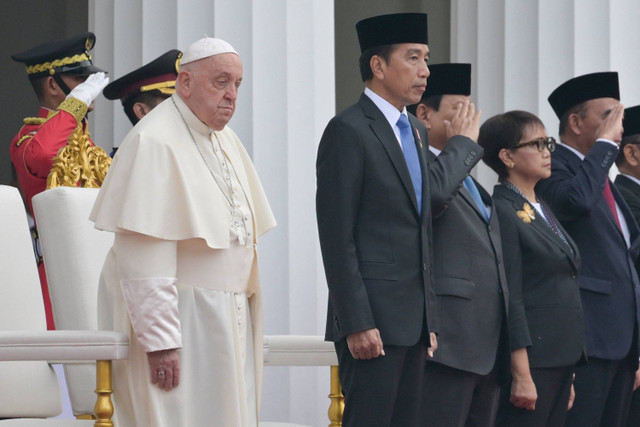 Presiden Indonesia Joko Widodo menerima Paus Fransiskus saat upacara penyambutan di Istana Kepresidenan di Jakarta, Indonesia pada 4 September 2024.  Foto: BAY ISMOYO/Pool via REUTERS