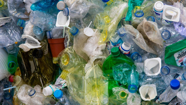 Foto oleh Magda Ehlers dari Pexels: https://www.pexels.com/id-id/foto/foto-tutup-botol-plastik-2547565/