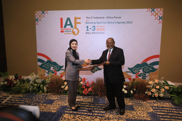 TPDC Board Chairman, Ambassador Ombeni Sefue (kanan) dan Direktur Utama PT Pertamina Nicke Widyawati (kiri) jalin kerja sama di sektor minyak dan gas pada pertemuan Indonesia-Africa Forum di Bali, Indonesia, Selasa (3/9/2024). Foto: Dok. Pertamina 