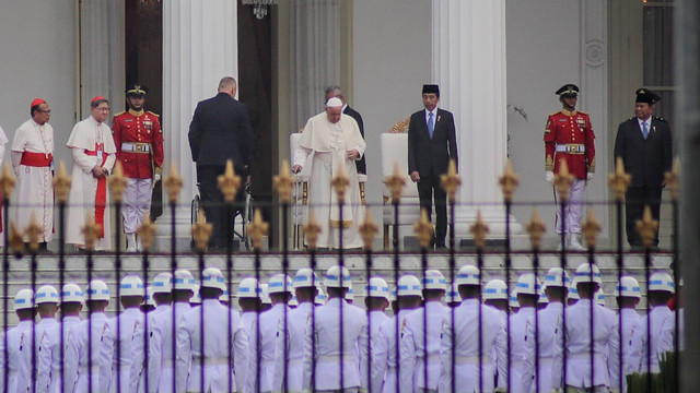 Paus Fransiskus bersama Presiden Joko Widodo di Istana Negara, Rabu (4/9/2024). Foto: Jamal Ramadhan/kumparan