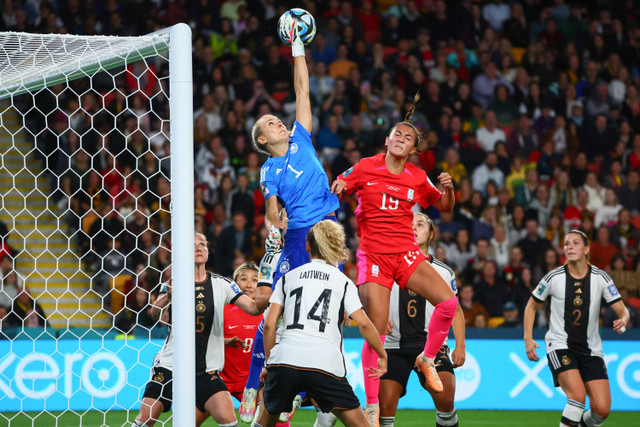 Penjaga gawang Jerman Merle Frohms meraih bola selama pertandingan sepak bola Grup H Piala Dunia Wanita 2023 Australia. Foto: Patrick Hamilton / AFP