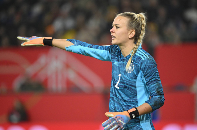 Kiper Jerman Merle Frohms memberi isyarat saat pertandingan sepak bola Persahabatan Wanita antara Jerman dan Swedia di Duisburg, Jerman bagian barat pada 21 Februari 2023.  Foto: INA FASSBENDER / AFP