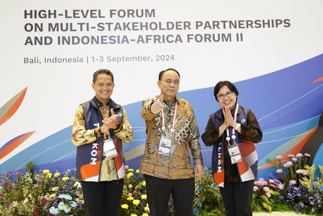 EVP Divisi Government Service Telkom Syaifudin (kiri), Menteri Komunikasi dan Informatika (Menkominfo) RI Budi Arie Setiadi (tengah), dan Direktur Enterprise & Business Service Telkom FM Venusiana R (kanan) pada acara “High Level Forum on Multi Stakeholder Partnership & Indonesia Africa Forum” (HLF MSP & IAF) ke-2 Tahun 2024 di Bali, Selasa (3/9/2024). Foto: Dok. Telkom