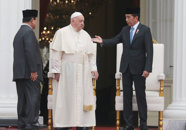 Paus Fransiskus bersama Presiden Indonesia Joko Widodo dan ditemani oleh Presiden Indonesia terpilih Prabowo Subianto saat melakukan pertemuan di Istana Kepresidenan, Jakarta,  Rabu (4/9/2024).  Foto: Achmad Ibrahim/Pool via REUTERS