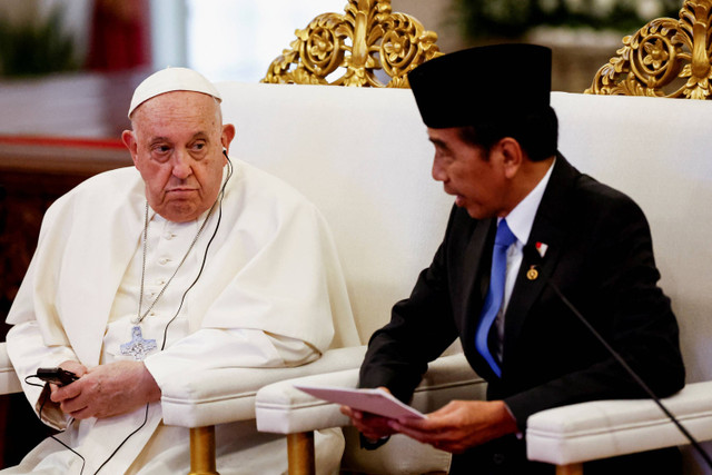 Paus Fransiskus dan Presiden Indonesia Joko Widodo berbincang saat melakukan pertemuan di Istana Kepresidenan, Jakarta, Rabu (4/9/2024).  Foto: Willy Kurniawan/REUTERS