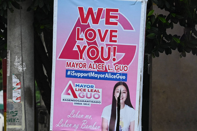 Foto yang diambil pada 19 Juli 2024 ini menunjukkan poster dukungan untuk Alice Guo. Foto: JAM STA ROSA / AFP