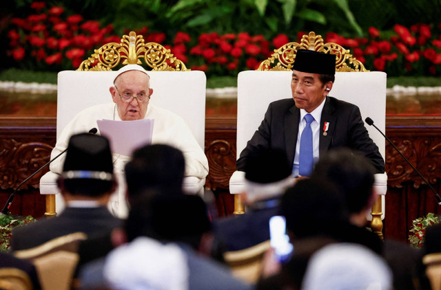 Paus Fransiskus didampingi Presiden Jokowi menyampaikan pidato saat melakukan pertemuan dalam kunjungannya ke Indonesia di Istana Kepresidenan, Jakarta, Rabu (4/9/2024). Foto: Willy Kurniawan/REUTERS