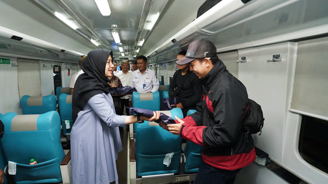 Bupati Banyuwangi Ipuk Fiestiandani (kiri) meninjau pemberangkatan KA Mutiara Timur di Stasiun Ketapang, Banyuwangi. Foto: Dok. Istimewa