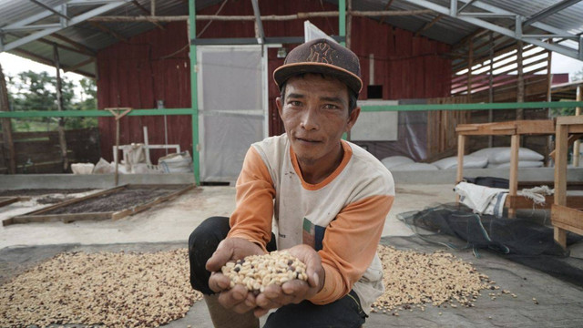 Petani Desa Kopi Solok Sirukam | Sumber: Dompet Dhuafa Singgalang