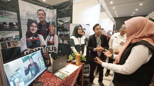 Bupati Banyuwangi Ipuk Fiestiandani mengunjungi booth Banyuwangi Job Fair. Foto: Dok. Istimewa