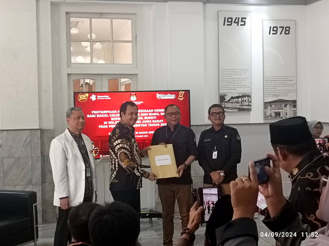 RSUP Hasan Sadikin serahkan hasil medical check up cakada kepada KPUD Kota/Kabupaten di Jawa Barat, di RSHS, Jalan Pasteur, Kota Bandung. Rabu (4/9). Foto: Robby Bouceu/kumparan