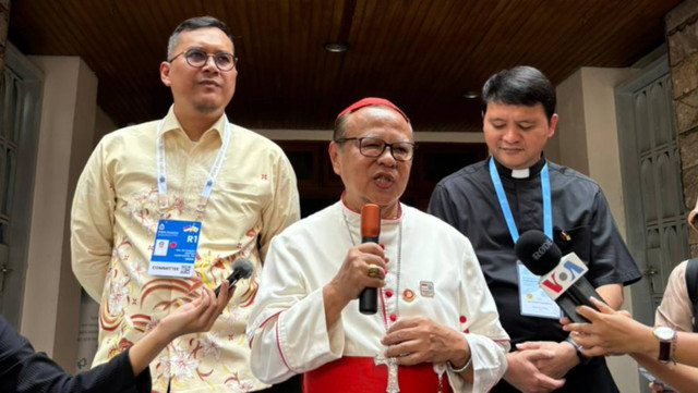 Kardinal Ignatius Suharyo memberikan keterangan pers saat dijumpai di Gereja Katedral, Jakarta, Rabu (4/9/2024). Foto: Priscilla Brenda/kumparan