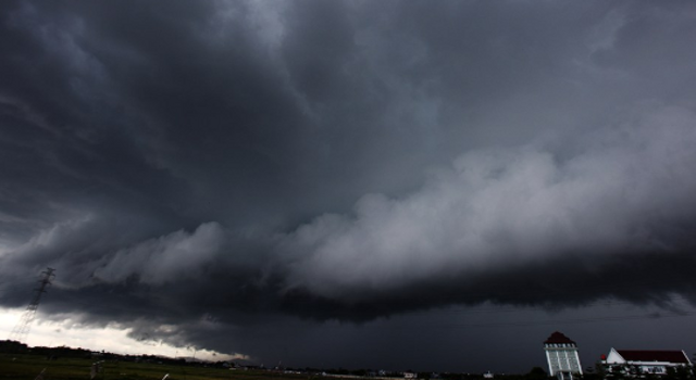 Ilustrasi awan mendung. Foto: ANTARA FOTO/Yusran Uccang