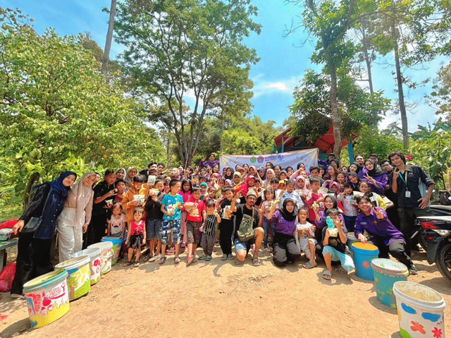 Himakesmas saat melakukan pengabdian di Sekolah Rakyat Busa Pustaka. | Foto: Ist