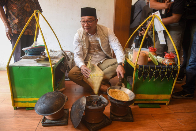 Bakal calon Gubernur DKI Jakarta Ridwan Kamil membuat makanan khas betawi kerak telor disela bertemu dengan mantan Gubernur DKI Jakarta Fauzi Bowo di Museum Betawi, Perkampungan Budaya Betawi Setu Babakan, Jakarta, Rabu (4/9/2024). Foto: Indrianto Eko Suwarso/ANTARA FOTO