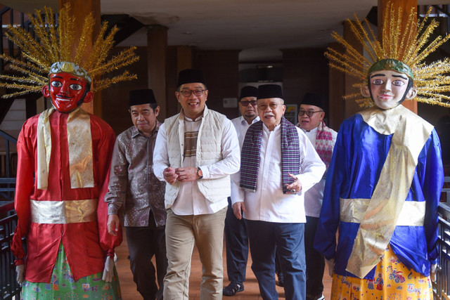 Bakal calon Gubernur DKI Jakarta Ridwan Kamil berbincang dengan mantan Gubernur DKI Jakarta Fauzi Bowo saat mengunjungi Museum Betawi di Perkampungan Budaya Betawi Setu Babakan, Jakarta, Rabu (4/9/2024). Foto: Indrianto Eko Suwarso/ANTARA FOTO