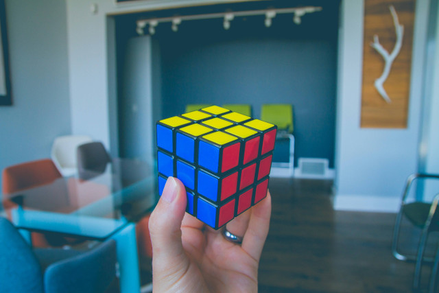 Ilustrasi untuk ruus rubik 3x3 pemula, Foto: Unsplash/Kenny Eliason