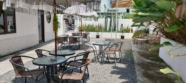 Cafe Outdoor Medan. Foto Hanya Ilustrasi, bukan tempat sebenarnya. Sumber Foto: Unsplash.com/Krisztina Papp