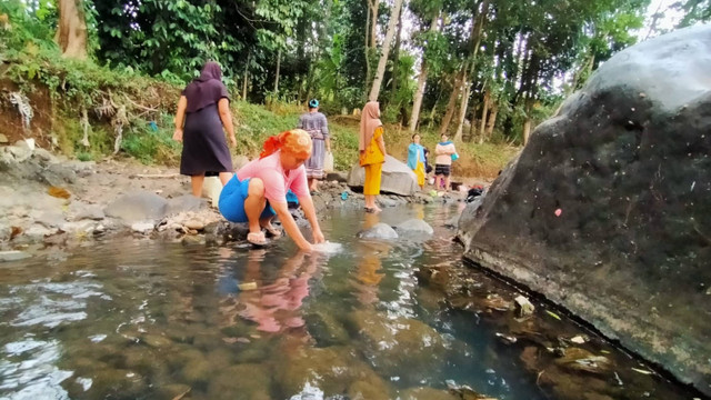 Warga Kampung Leuwi Urug memakai air kubangan. Foto: Dok. kumparan