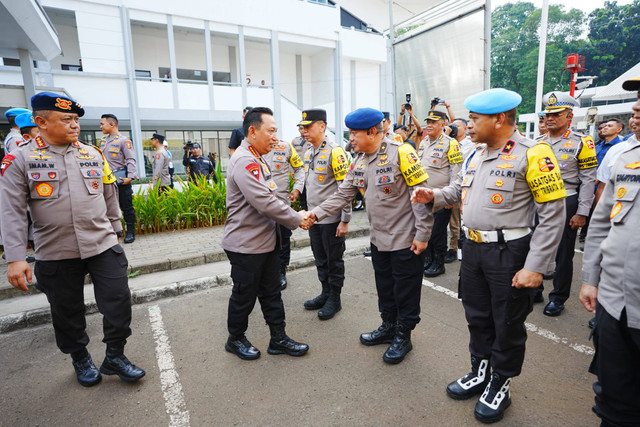 Kapolri Jenderal Listyo Sigit Prabowo tinjau langsung Operasi Tribrata Jaya 2024 untuk pengamanan Paus Fransiskus dan ISF 2024 di Posko Operasi Tribrata Jaya, GBK pada Rabu (4/9). Foto: Dok. Polri