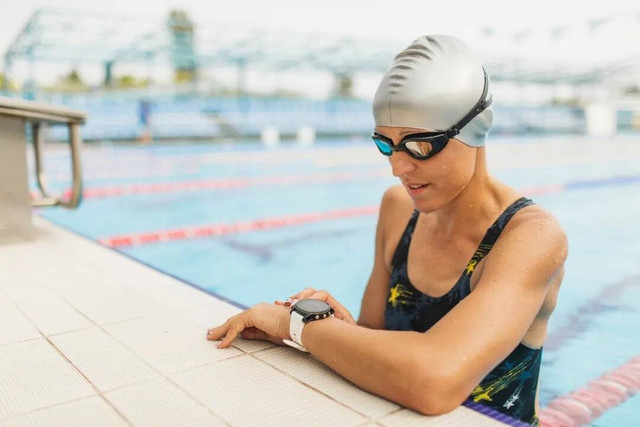 Ilustrasi Smartwatch untuk Berenang. Foto: Oleg Breslavtsev/Getty Images