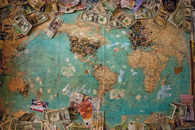 Sumber: https://unsplash.com/photos/us-dollar-banknote-with-map-ir5MHI6rPg0