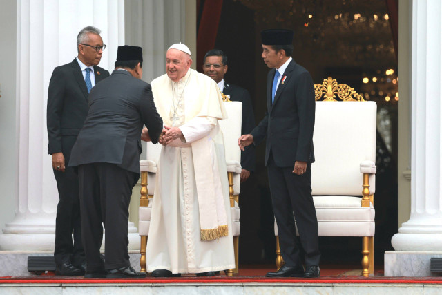 Paus Fransiskus bersalaman Prabowo saat kunjungan ke Istana Kepresidenan, Rabu (4/9). Foto: Dok. Istimewa