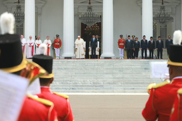 Paus Fransiskus mengikuti upacara penyambutan di Istana Meredeka, Jakarta, Rabu (4/9). Foto: Dok. Istimewa