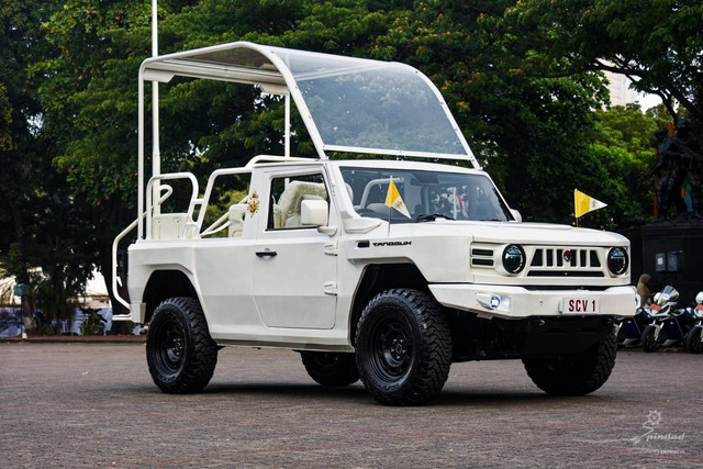 Wujud pope mobile Pindad Maung MV3 Tangguh yang akan digunakan Paus Fransiskus saat misa akbar di Stadion Gelora Bung Karno. Foto: Pindad