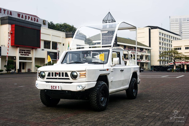 Wujud pope mobile Pindad Maung MV3 Tangguh yang akan digunakan Paus Fransiskus saat misa akbar di Stadion Gelora Bung Karno. Foto: Pindad