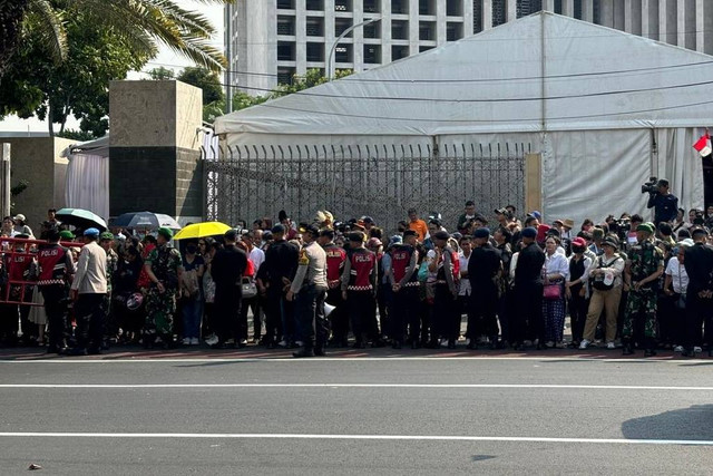Warga memadati depan Gereja Katedral, Jakarta, Rabu (4/9/2024). Foto: Priscilla Brenda/kumparan
