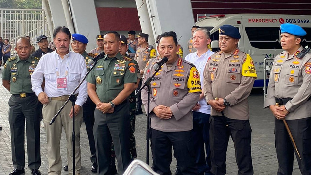 Panglima TNI Jenderal Agus Subiyanto dan Kapolri Listyo Sigit Prabowo berikan keterangan usai tinjau posko Operasi Tribrata Jaya dan venue Misa Agung di Stadion GBK, Jakarta, Rabu (4/9/2024). Foto: Abid Raihan/kumparan