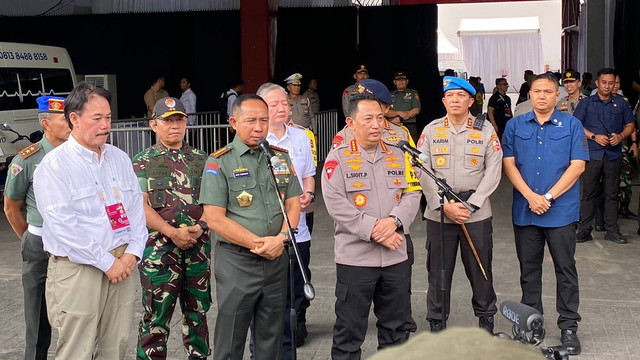 Panglima TNI Jenderal Agus Subiyanto dan Kapolri Listyo Sigit Prabowo berikan keterangan usai tinjau posko Operasi Tribrata Jaya dan venue Misa Agung di Stadion GBK, Jakarta, Rabu (4/9/2024). Foto: Abid Raihan/kumparan