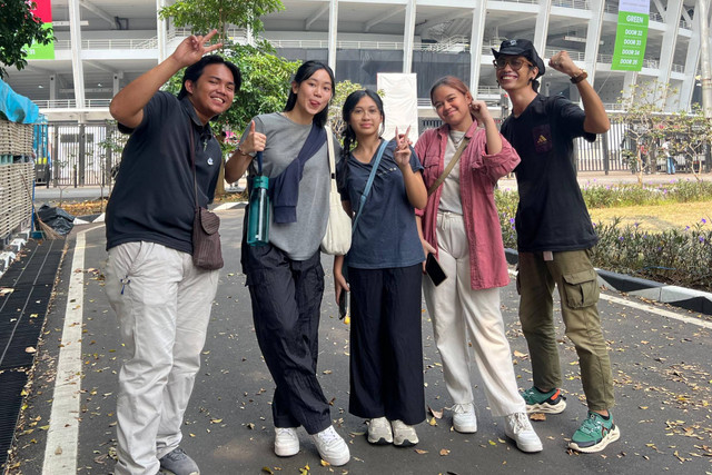 Jenny dan sejumlah relawan kedatangan Paus Fransiskus. Foto: Dok. Istimewa