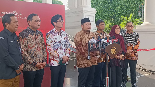 Ketua KPU RI Ketua KPU Mochammad Afifuddin beserta jajarannya memeberikan keterangan pers usai bertemu presiden Jokowi di Istana Negara, Jakarta, Rabu (4/9/2024).  Foto: Zamachsyari/kumparan